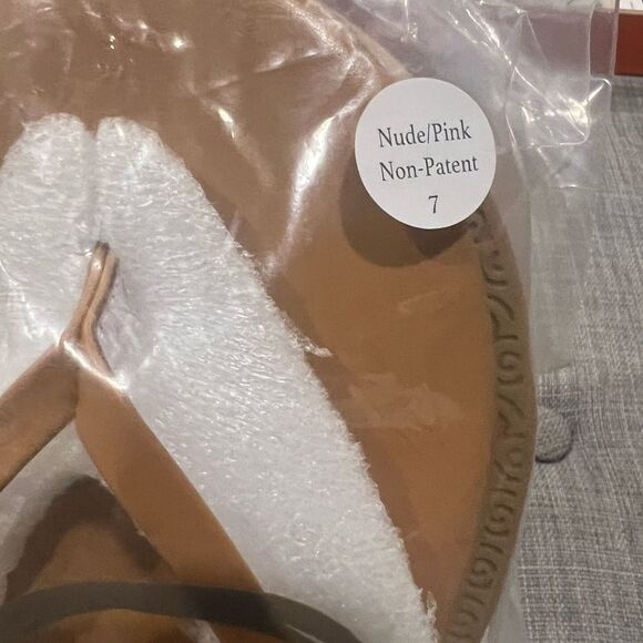 New in Bag Revolve Solei Sea Indie Around Town Flip Flops in Nude/Pink size 7 - Picture 9 of 11